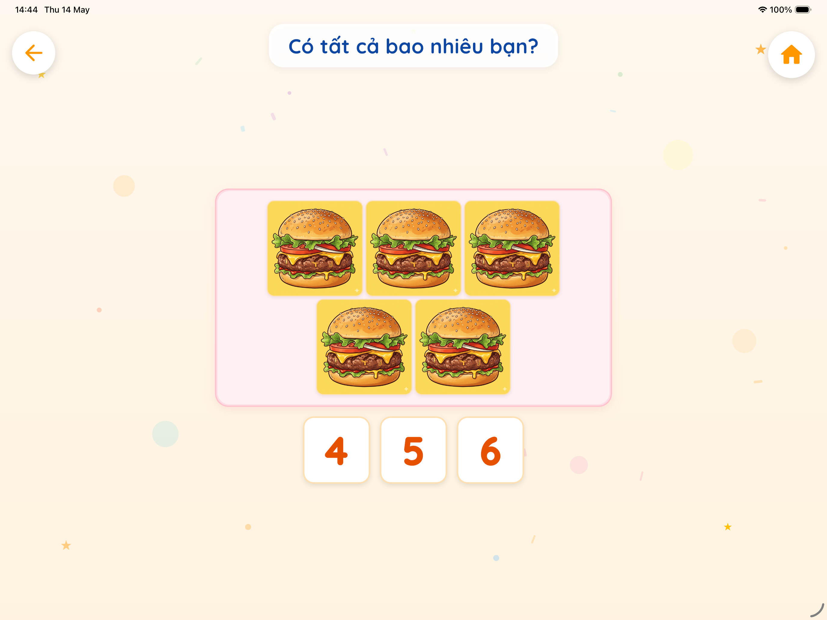 Bé đếm 5 chiếc hamburger trên iPad